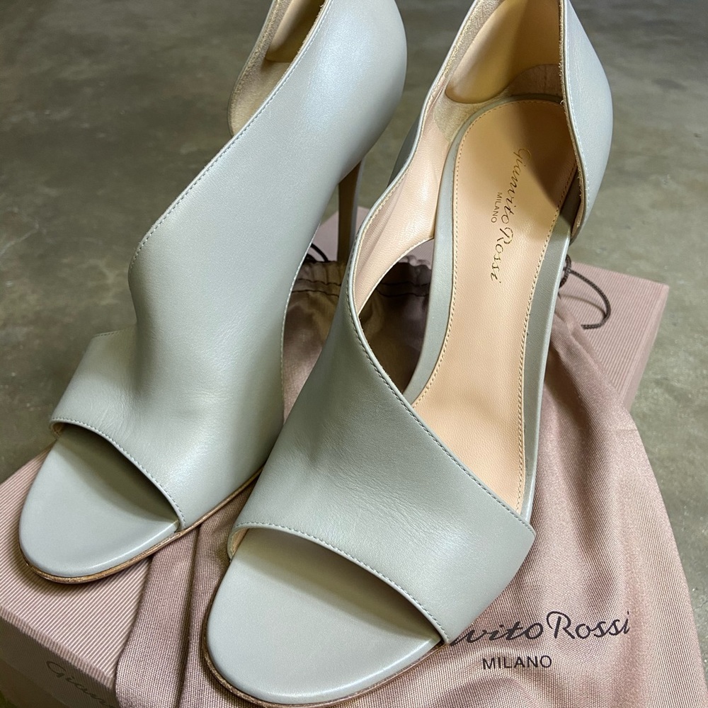Gianvito Rossi Grey Pumps